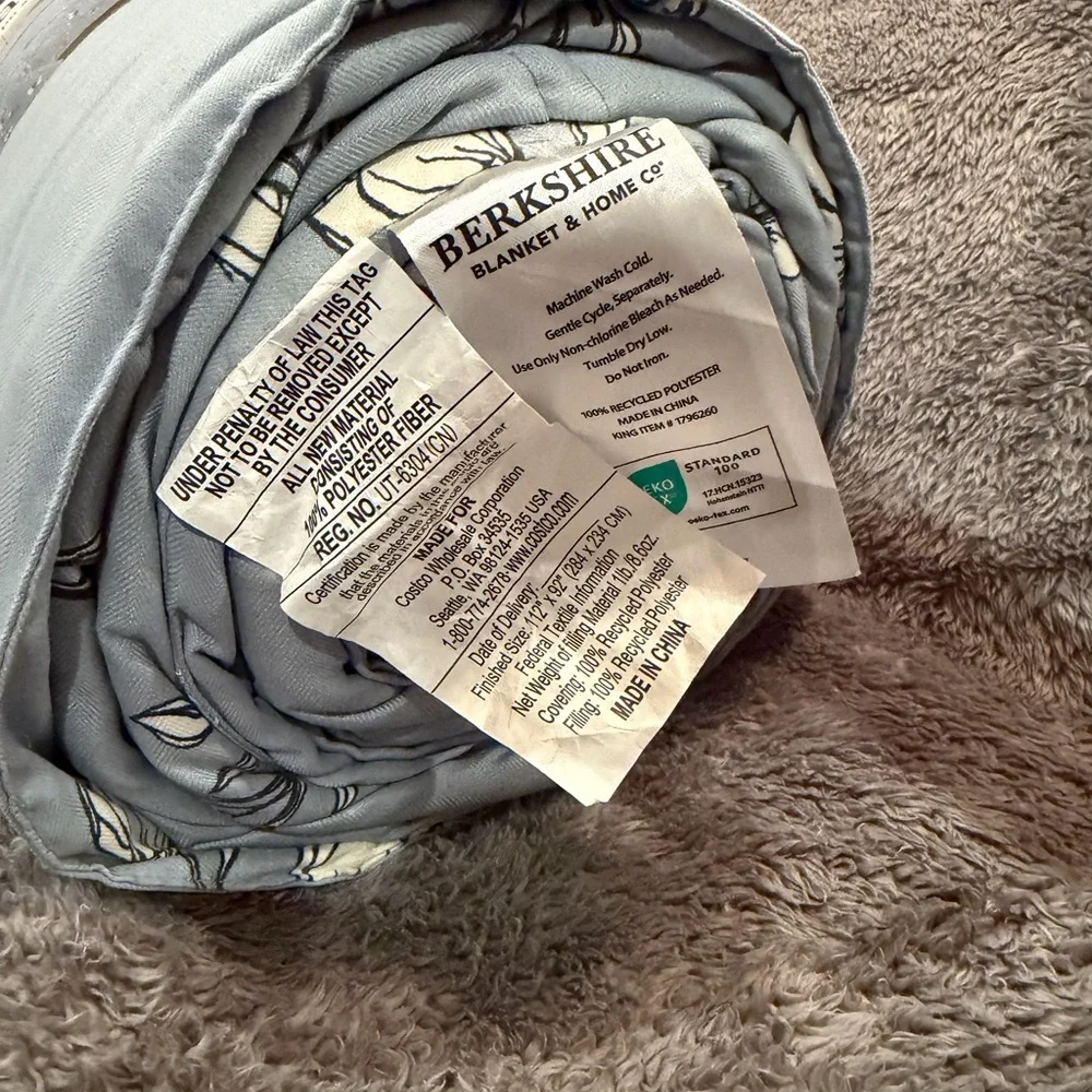 Berkshire Down Alternative Filled Blanket - Soft Blue